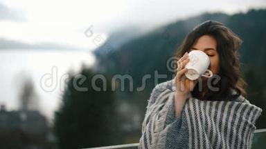 这位穿着格子布的漂亮女人的近景是在喝咖啡，享受时光在流逝的时光